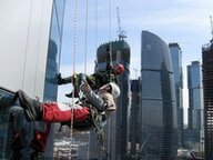 Мойка окон альпинистами