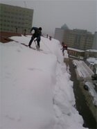 Уборка снега с крыши